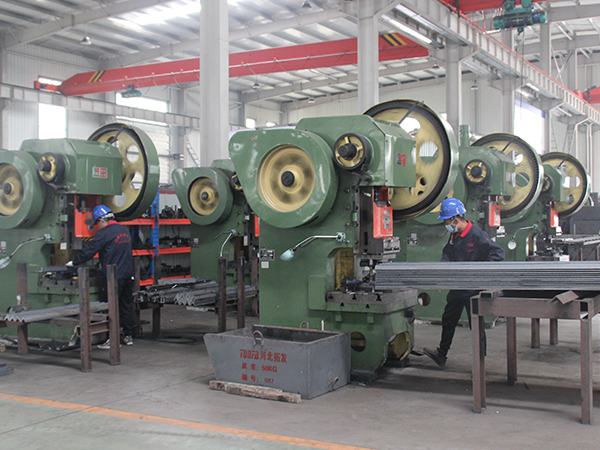 電力鐵塔，電力鐵塔生產(chǎn)廠家，電力鐵塔生產(chǎn)設備